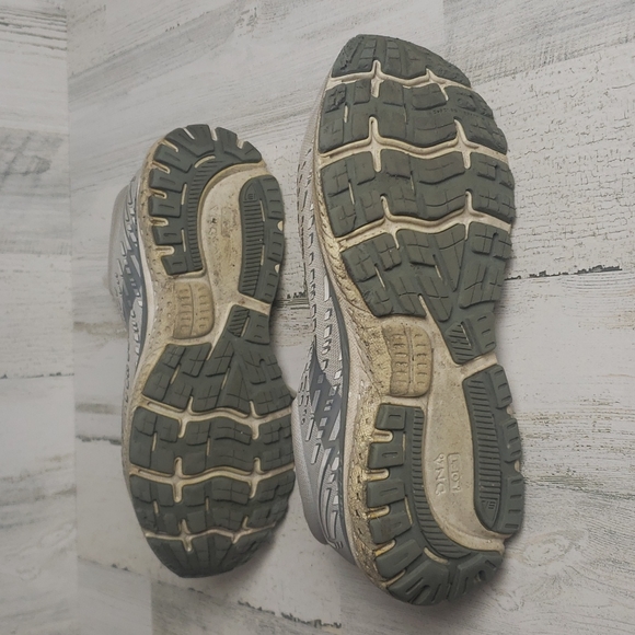Brooks Ghost 13 gray and white running shoes. Size 10W - Picture 5 of 12